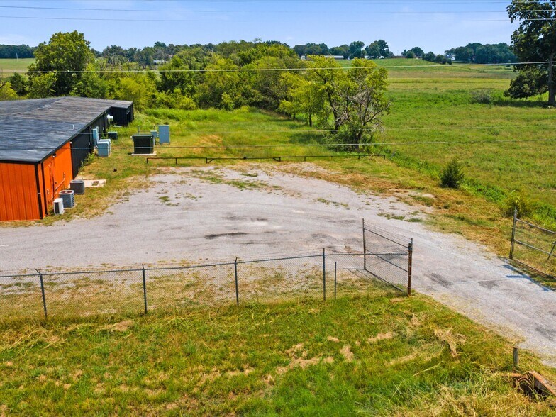More Photos Of 700 N Main St, Lexington Warehouse For Lease