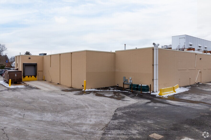 More Photos Of 1475 Newman Ave, Seekonk Supermarket For Lease