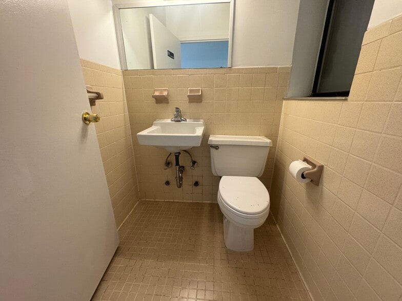 More Photos Of 951 Manhattan Ave, Brooklyn Storefront Retail Residential For Lease
