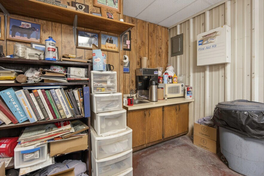 More Photos Of 1505 N Main St, Newcastle Warehouse For Sale