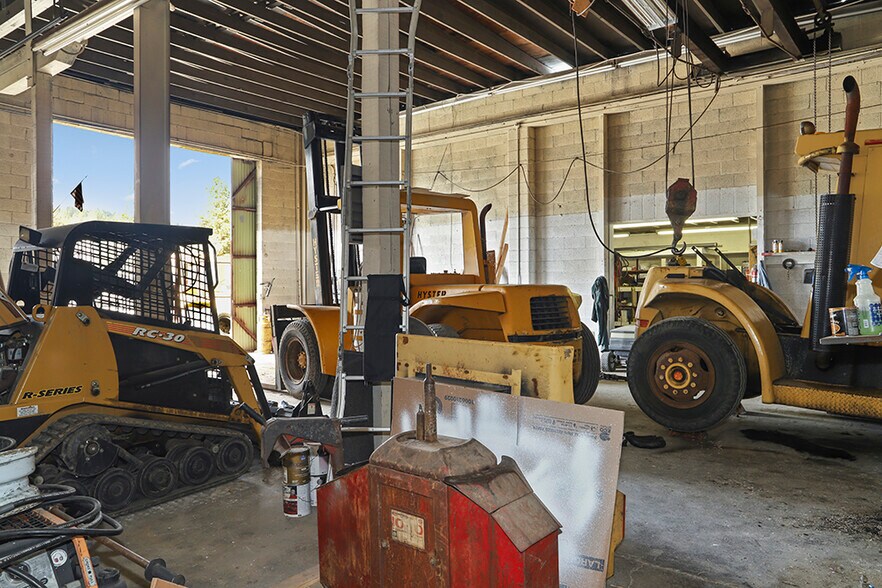 More Photos Of 2660 NW Vine St, Grants Pass Manufacturing For Sale