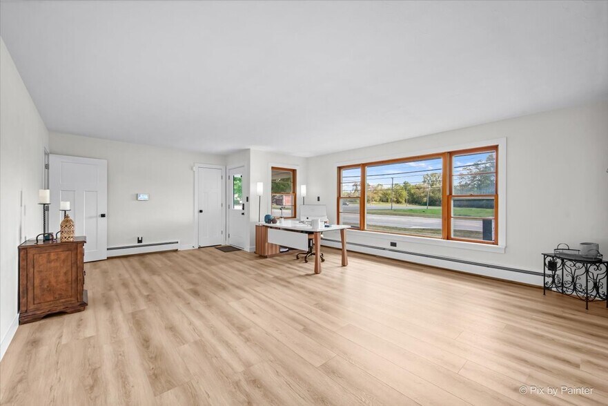 More Photos Of 124 E Oak Knoll Dr, Hampshire Office For Sale