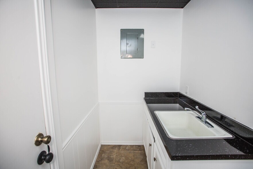 More Photos Of 2811 74th St, Lubbock Office Residential For Sale