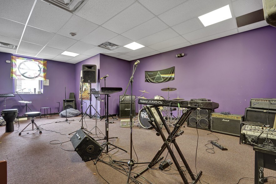 More Photos Of 1 W Main St, Somerville Freestanding For Lease