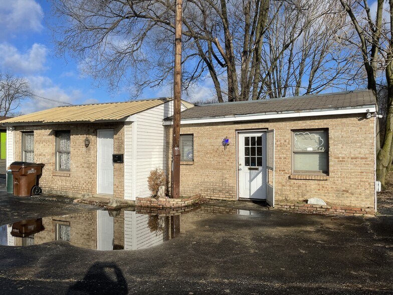 More Photos Of 529 E 2nd St, Franklin Self Storage For Lease