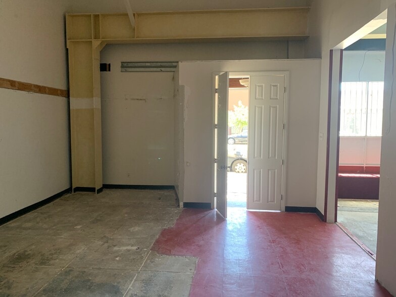 More Photos Of 1895 Adams Blvd, Los Angeles Storefront Retail Residential For Lease