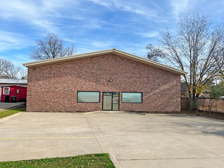 More Photos Of 1005 S McDonald, McKinney Warehouse For Sale