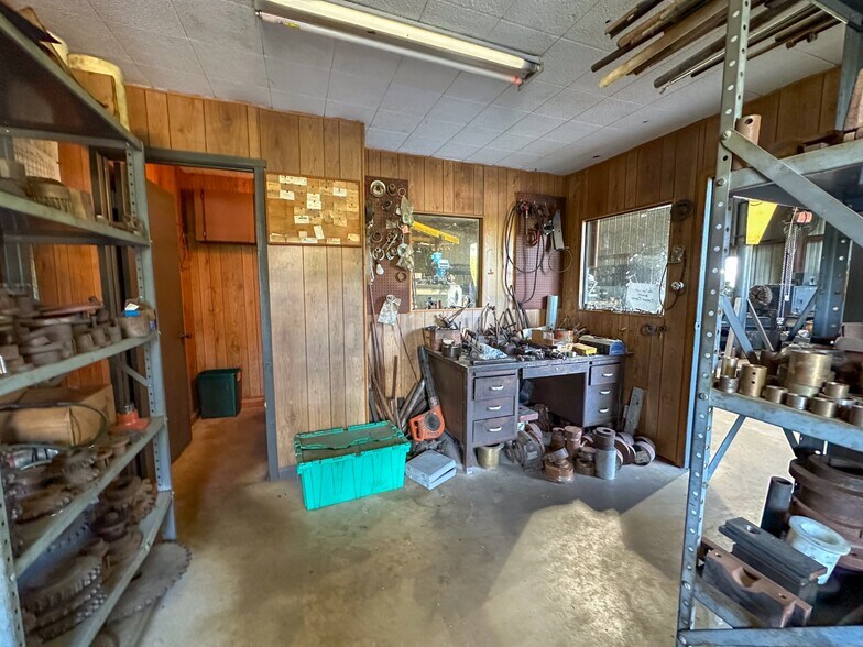 More Photos Of 4133 Loop 343, Rusk Manufacturing For Sale