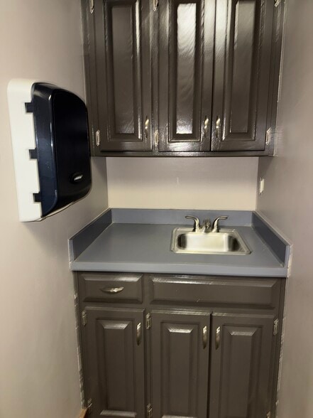 More Photos Of 1980-1986 NW Copper Oaks Cir, Blue Springs Office For Sale