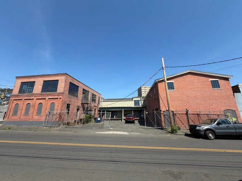More Photos Of 310 E Washington Ave, Bridgeport Manufacturing For Lease