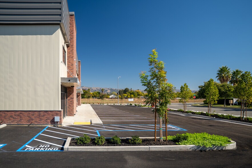 More Photos Of 285 Nagareda Dr, Gilroy Warehouse For Lease