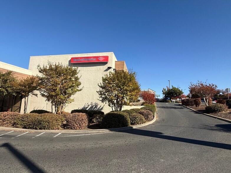 More Photos Of 1820 Oro Dam Blvd E, Oroville Bank For Lease
