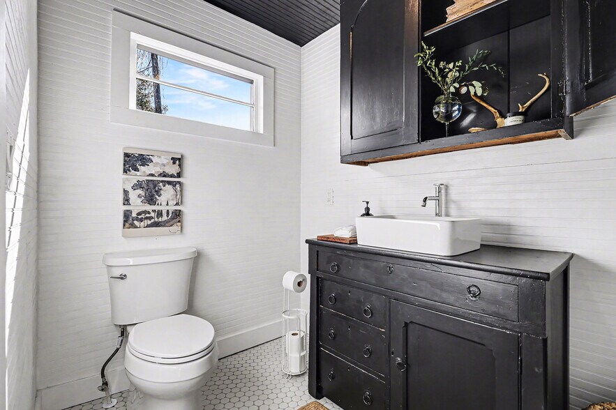 More Photos Of 31 Earl St, Clayton General Retail For Sale