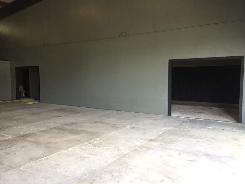 More Photos Of 2003 Atkinson Dr, Lufkin Distribution For Lease