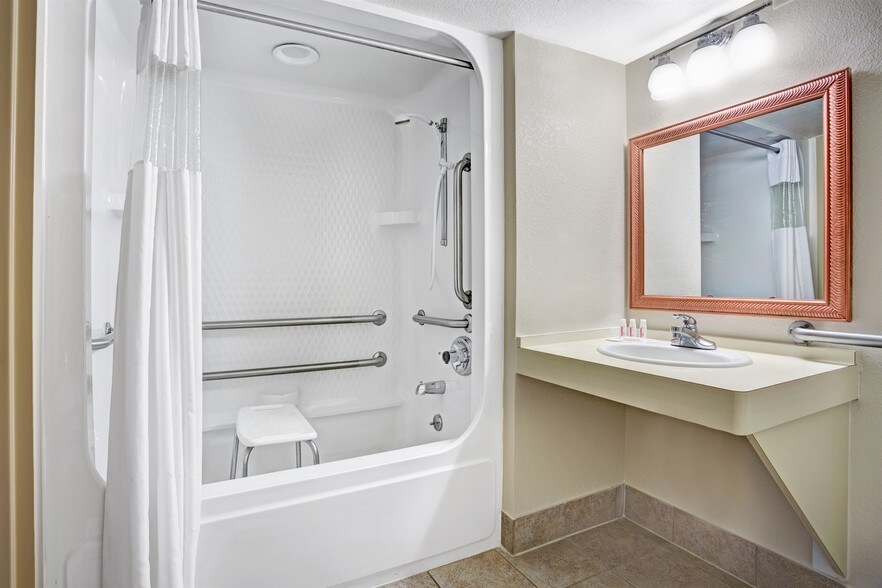 More Photos Of 2216 N Dodge St, Iowa City Hotel For Sale