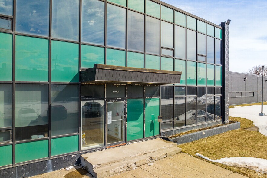 More Photos Of 5950 Ch De La Côte-De-Liesse, Mont-Royal Distribution For Sale