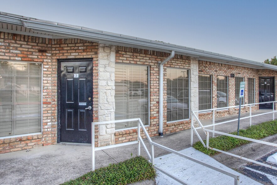 More Photos Of 831 W Euless Blvd, Euless Office For Lease