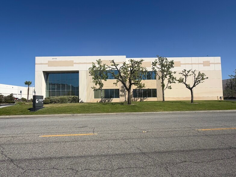 More Photos Of 26100 Avenue Hall, Valencia Warehouse For Lease