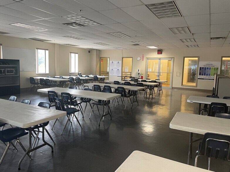 More Photos Of 16801 Exchange Ave, Lansing Manufacturing For Lease