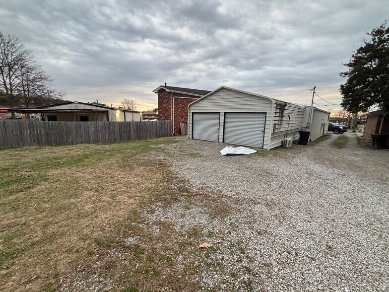 More Photos Of 1115 Lakeview Dr, Franklin Freestanding For Lease