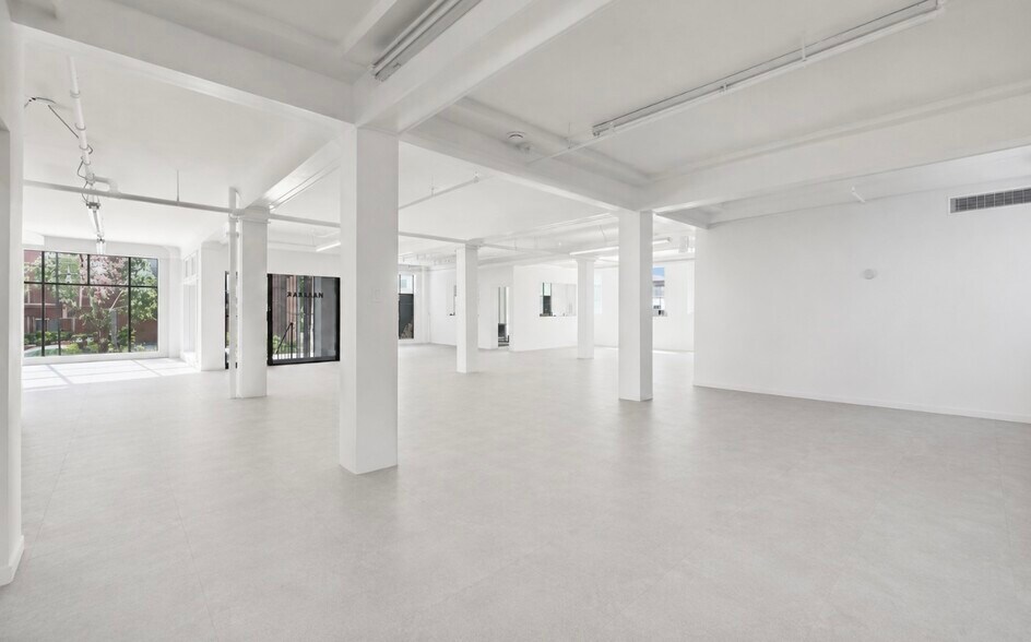 More Photos Of 10-14 Mccaul St, Toronto Office For Lease