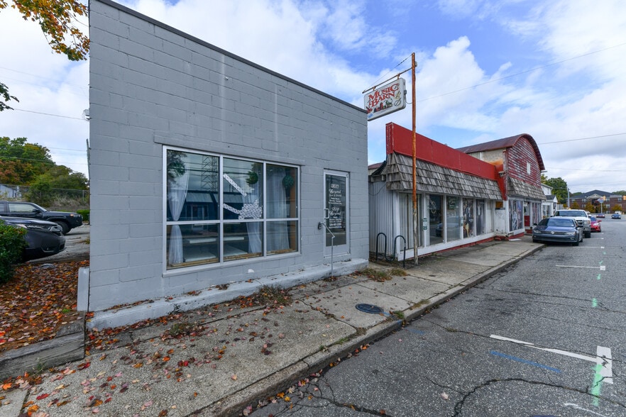 More Photos Of 920 S Chapman St, Greensboro Storefront For Lease