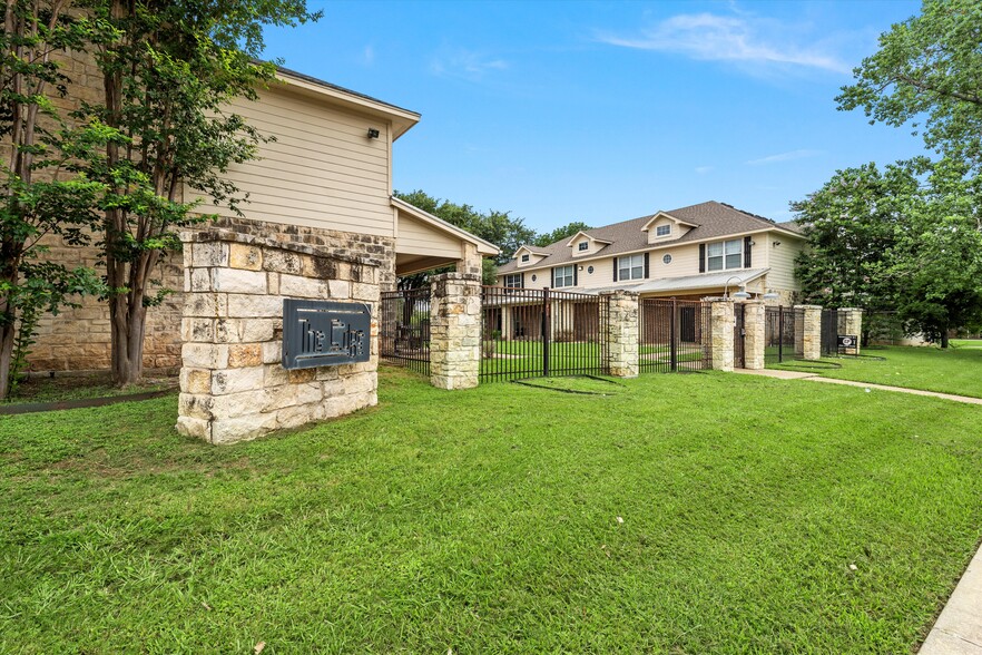 Primary Photo Of 2007 S 15th St, Waco Apartments For Sale