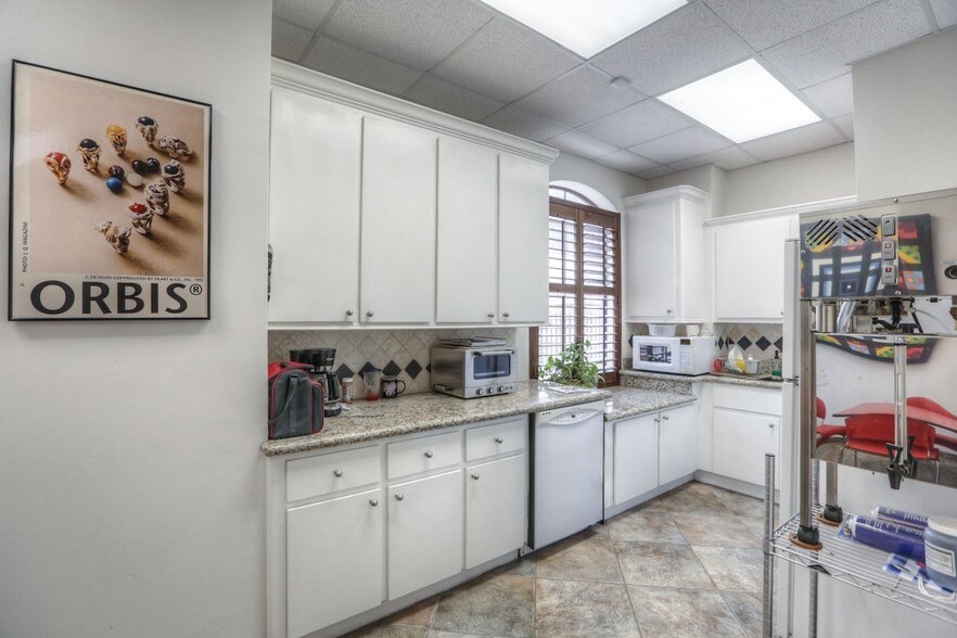 More Photos Of 5905 Winsome Ln, Houston Office For Sale