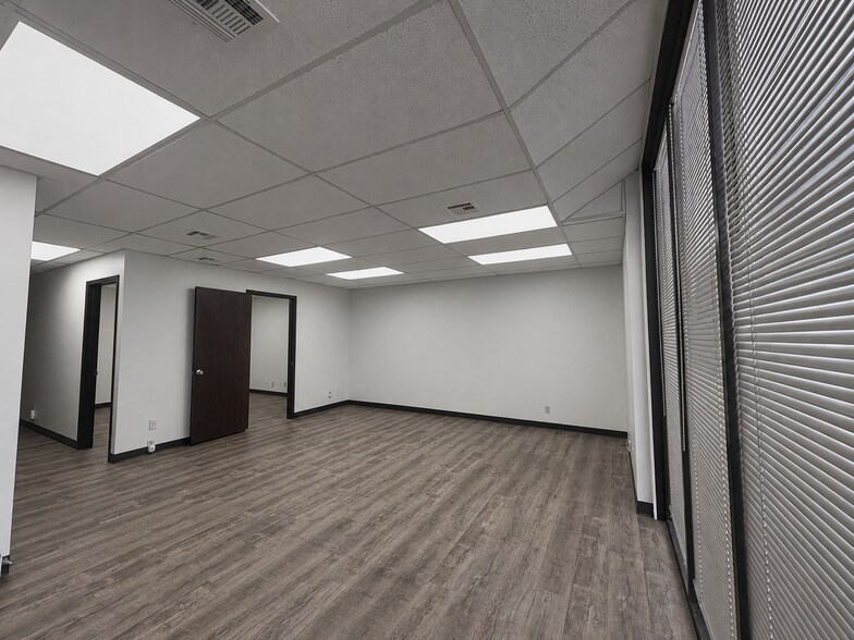 More Photos Of 3601 W Harry St, Wichita Flex For Lease