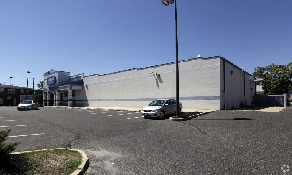 More Photos Of 1 E Broad St, Paulsboro Drugstore For Lease