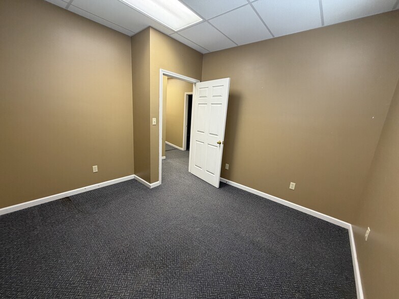 More Photos Of 305 N Mason St, Carrollton Office For Sale