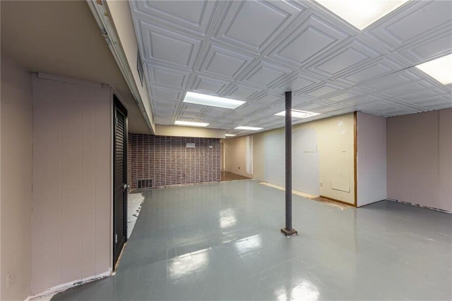 More Photos Of 2327 N Belt Hwy, Saint Joseph General Retail For Lease