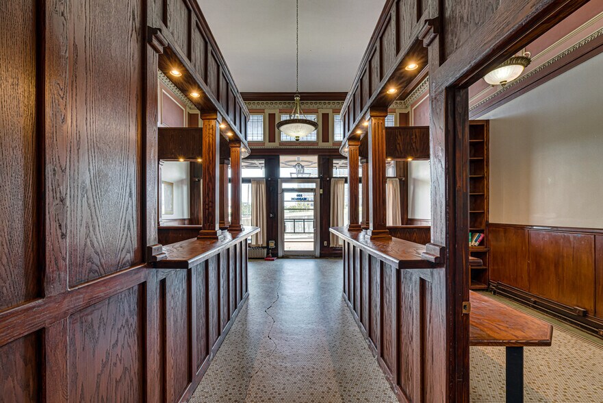 More Photos Of 339 Madison Ave, Memphis Storefront Retail Office For Sale