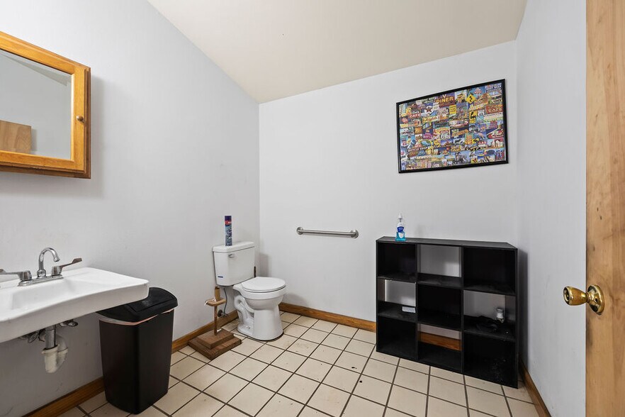 More Photos Of 121 S Nelson Ave, Gentry Light Manufacturing For Sale