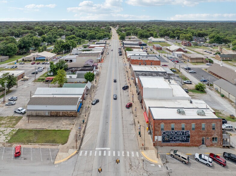 More Photos Of 119 N Broadway, Coweta General Retail For Sale