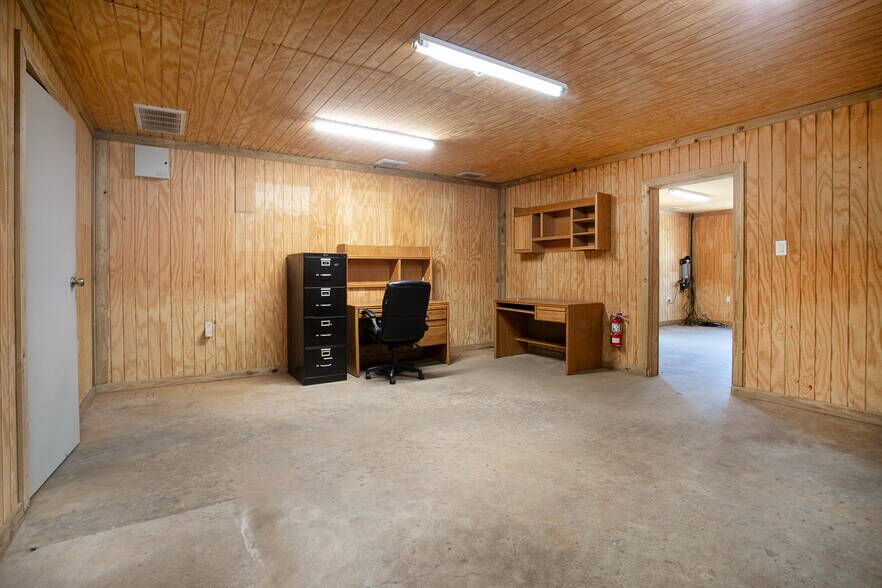 More Photos Of 15503 TX-110, Whitehouse Warehouse For Lease