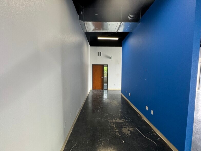 More Photos Of 4222 Gatecrest, San Antonio Light Distribution For Lease