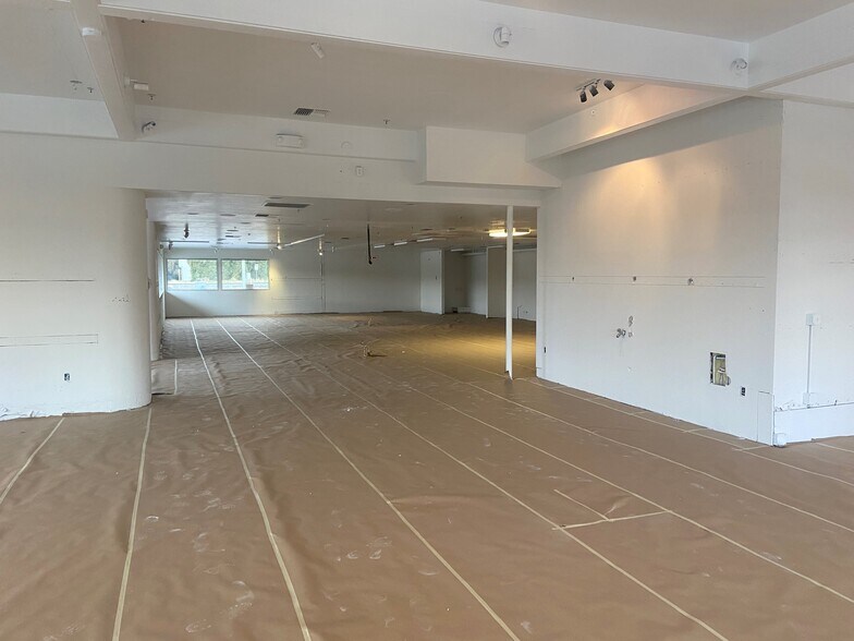 More Photos Of 400 W Rio Vista Ave, Burlington Storefront Retail Office For Sale