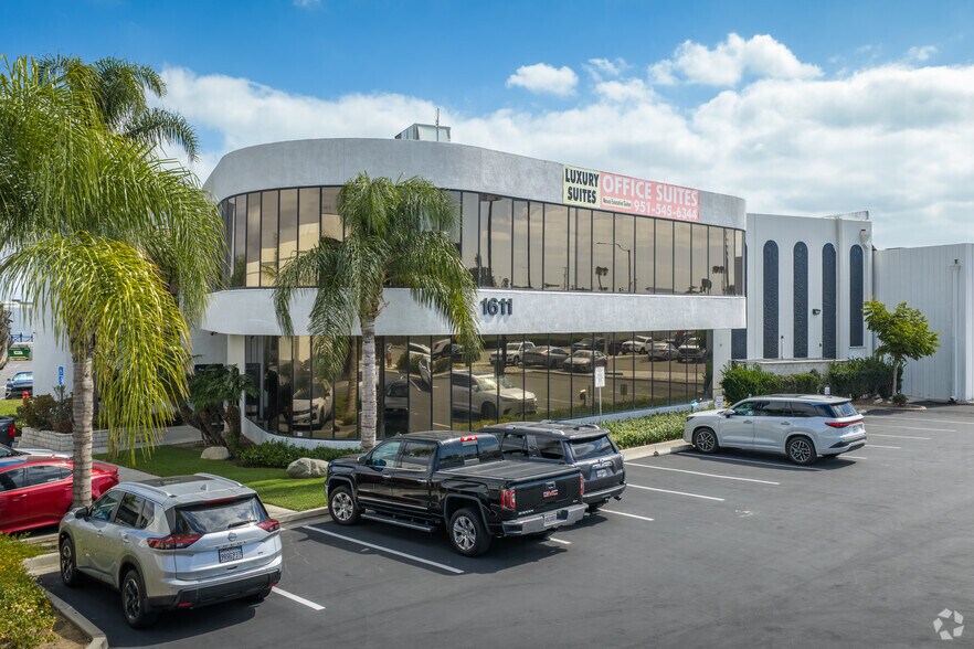 More Photos Of 1611 W Pomona Rd, Corona Unknown For Lease