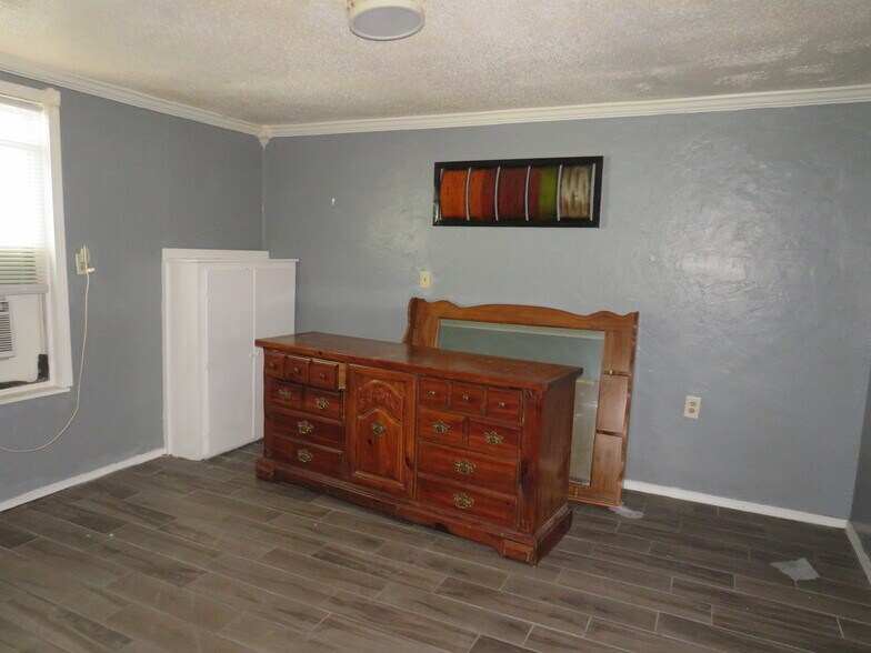 More Photos Of 925 W Main St, Yukon Apartments For Sale