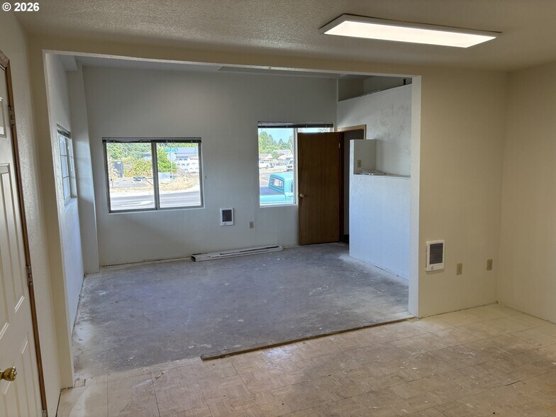 More Photos Of 1466 NE Lafayette Ave, McMinnville Flex For Lease