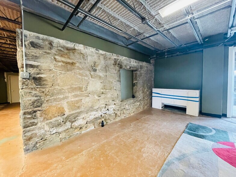 More Photos Of 140 E Crogan St, Lawrenceville Storefront Retail Office For Lease
