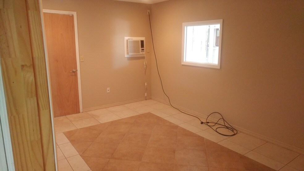 More Photos Of 2814 South St, Fort Myers Warehouse For Lease