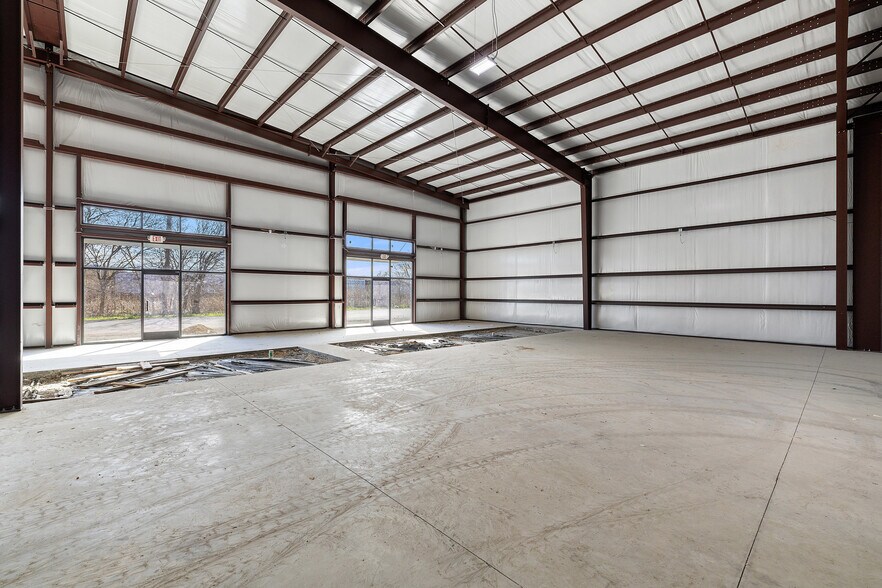 More Photos Of 202 W 1st St, Taylor Flex For Lease