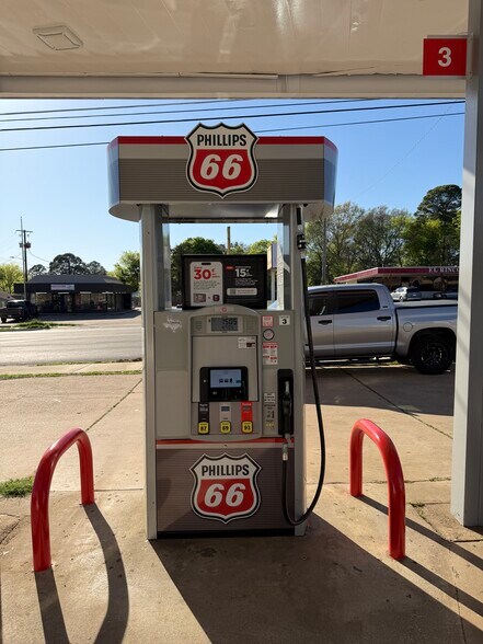 More Photos Of 1708 S Mobberly Ave, Longview Service Station For Sale