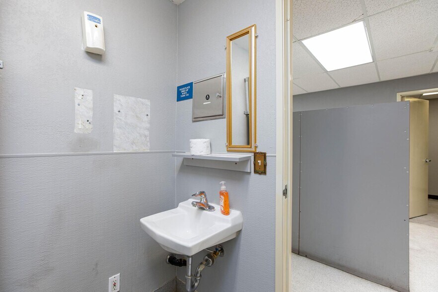 More Photos Of 872 E Sahara Ave, Las Vegas Medical For Lease