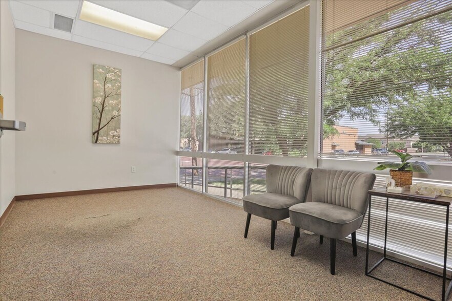 More Photos Of 1921 Broadway St, Lubbock Office For Sale