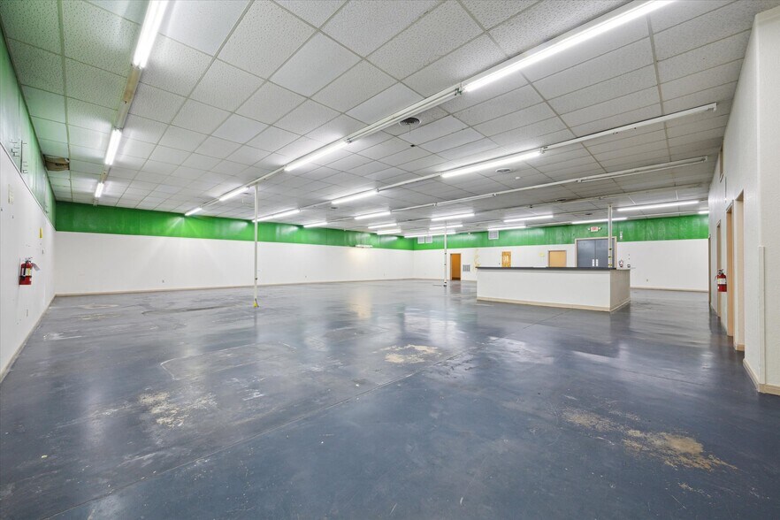 More Photos Of 8621 Hwy 6, Hitchcock Manufacturing For Sale