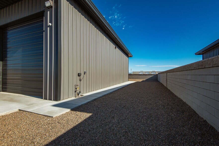 More Photos Of 1551 E World Blvd, Fort Mohave Showroom For Sale