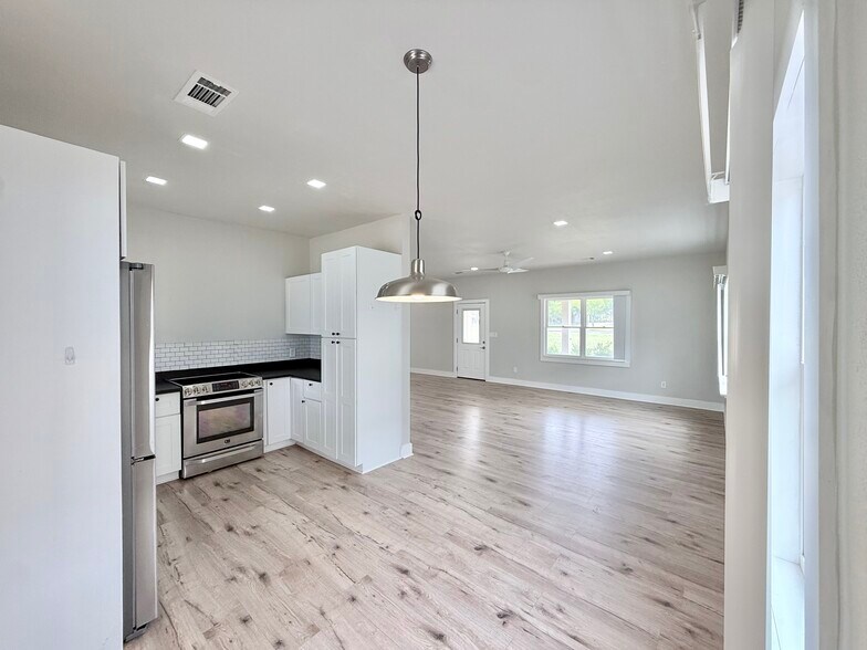 More Photos Of 300 Carmel Creekside Dr, Hutto Warehouse For Sale